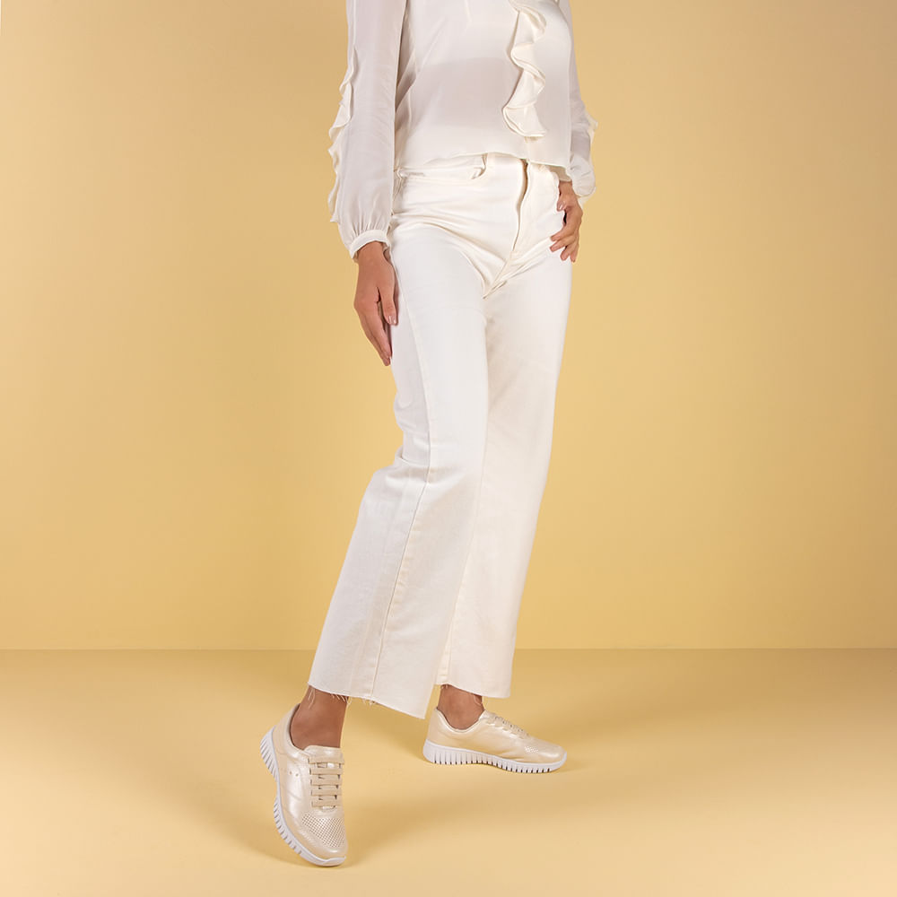 Tênis Casual Dourado Couro Enfeite Rebite